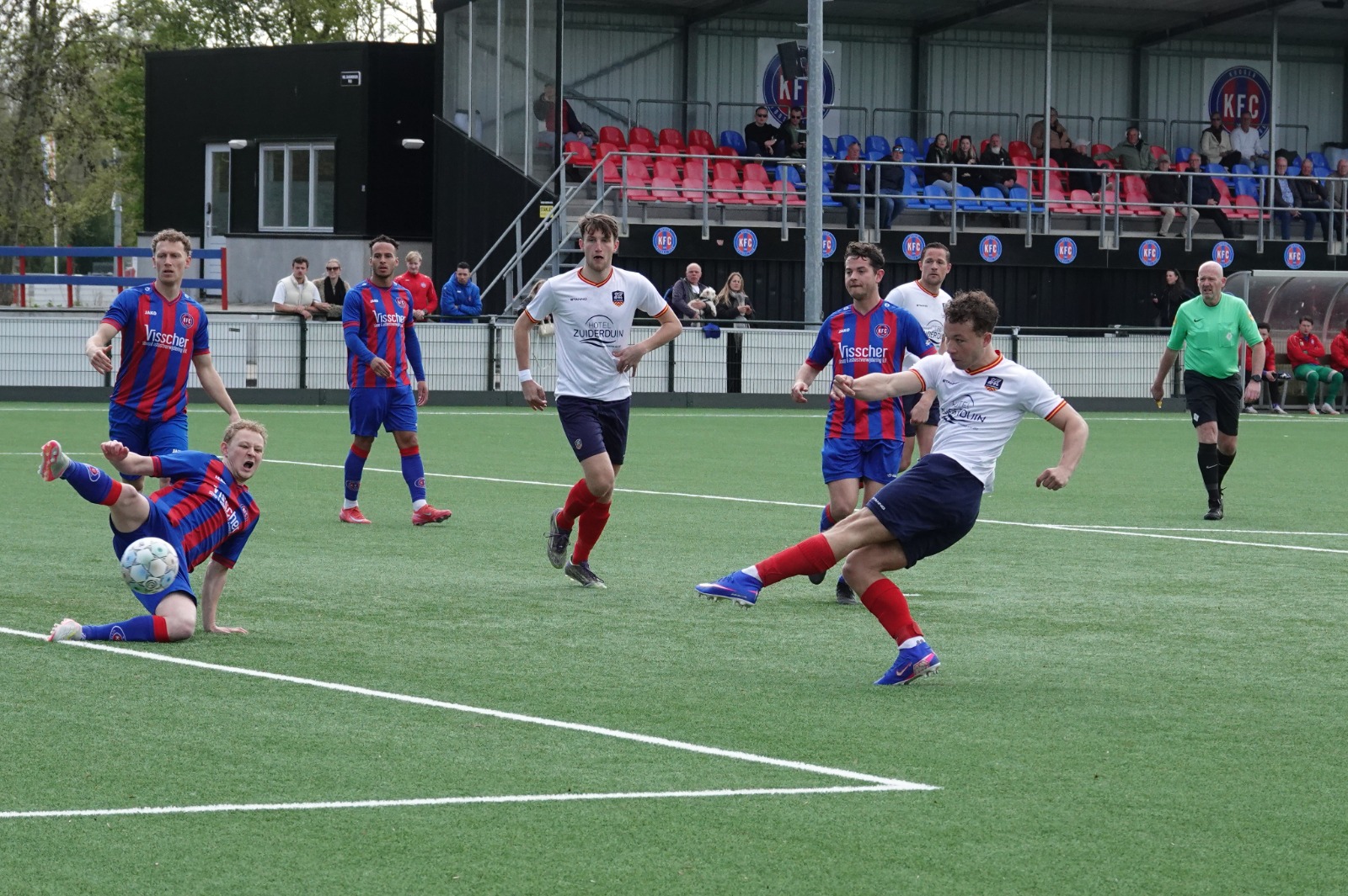 Egmond grootste gedeelte wedstrijd met tien man