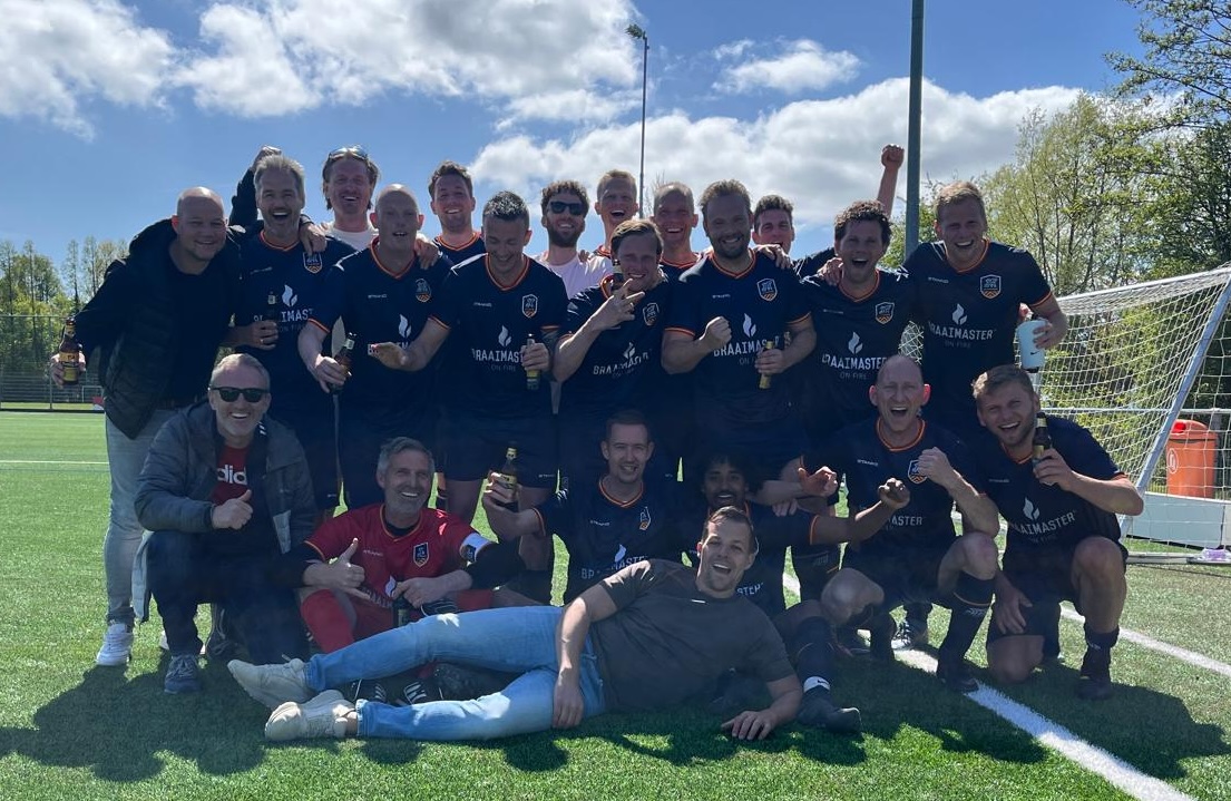 Champagne in Spanbroek: Egmond 3 flikt het weer!